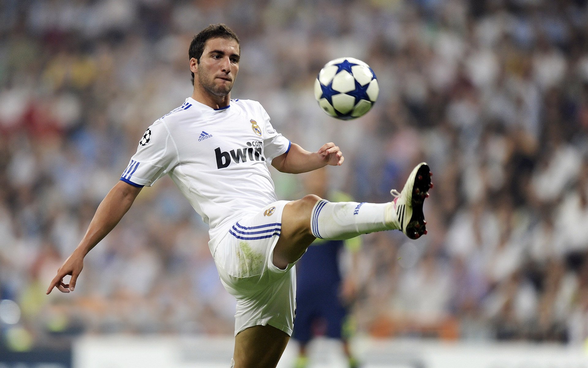 爱游戏官方入口-欧冠决赛焦点战，乌克兰拿下巴西，足球场上的战争与和平